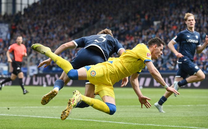 Erencan Yardimci Eintracht Braunschweig , Philipp Strompf VfL Bochum , v re 12 04 2026, Fußball 2 Bundesliga, Saison 2025 2026, 29 Spieltag, VfL Bochum Eintracht Braunschweig 4 1 DFL regulations prohibit any use of photographs as image sequences and or quasi video Bochum Vonovia Ruhrstadion Nordrhein Westfalen Germany Team2
