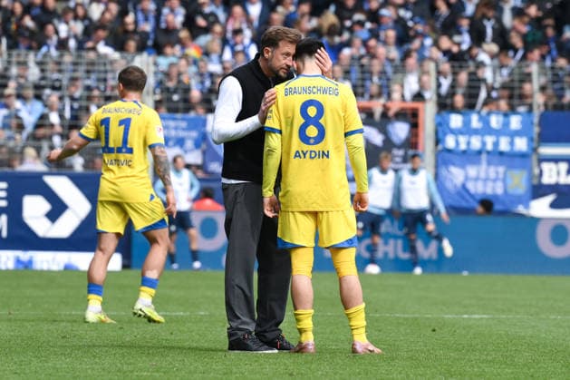 Coach Lars Kornetka Eintracht Braunschweig with Mehmet Aydin Eintracht Braunschweig 12 04 2026, Football 2 Bundesliga, Season 2025 2026, 29 Matchday, VfL Bochum Eintracht Braunschweig 4 1 DFL regulations prohibit any use of photographs as image sequences and or quasi video Bochum Vonovia Ruhrstadion Nordrhein Westfalen Germany Team2