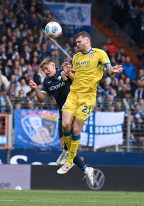 Kevin Ehlers Eintracht Braunschweig , Callum Marshall VfL Bochum , v re 12 04 2026, Fußball 2 Bundesliga, Saison 2025 2026, 29 Spieltag, VfL Bochum Eintracht Braunschweig 4 1 DFL regulations prohibit any use of photographs as image sequences and or quasi video Bochum Vonovia Ruhrstadion Nordrhein Westfalen Germany Team2
