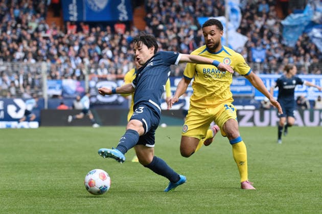 Koji Miyoshi VfL Bochum , Leon Bell Bell Eintracht Braunschweig , v li 12 04 2026, Fußball 2 Bundesliga, Saison 2025 2026, 29 Spieltag, VfL Bochum Eintracht Braunschweig 4 1 DFL regulations prohibit any use of photographs as image sequences and or quasi video Bochum Vonovia Ruhrstadion Nordrhein Westfalen Germany Team2