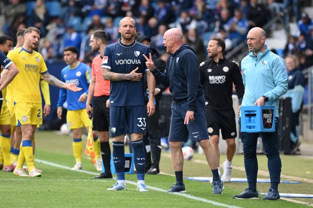 Coach Uwe Rösler VfL Bochum , re , with Philipp Hofmann VfL Bochum 12 04 2026, Soccer 2 Bundesliga, Season 2025 2026, 29 Matchday, VfL Bochum Eintracht Braunschweig 4 1 DFL regulations prohibit any use of photographs as image sequences and or quasi video Bochum Vonovia Ruhrstadion Nordrhein Westfalen Germany Team2