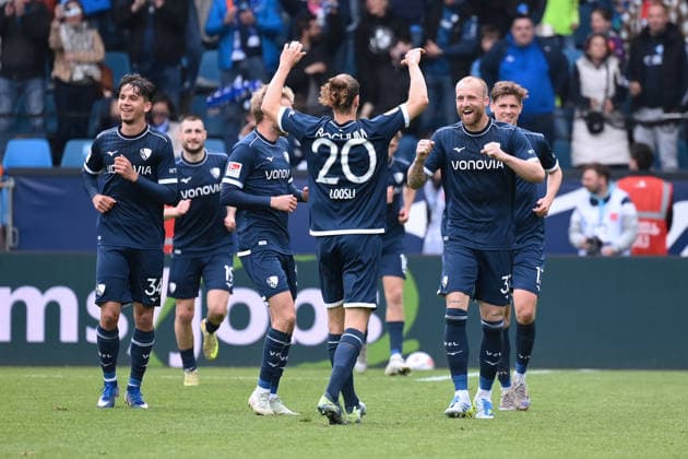 Cheering 4 1, Goalscorer Philipp Hofmann VfL Bochum , re , is celebrated by his teammates 12 04 2026, Soccer 2 Bundesliga, Season 2025 2026, Matchday 29, VfL Bochum Eintracht Braunschweig 4 1 DFL regulations prohibit any use of photographs as image sequences and or quasi video Bochum Vonovia Ruhrstadion Nordrhein Westfalen Germany Team2