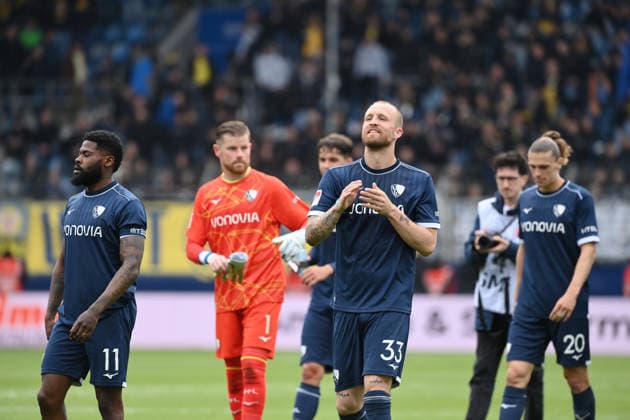 Cheers Philipp Hofmann VfL Bochum , mi , after the match, leftls Moritz Broni Kwarteng VfL Bochum , Moritz Broni Kwarteng 12 04 2026, Soccer 2 Bundesliga, Season 2025 2026, Matchday 29, VfL Bochum Eintracht Braunschweig 4 1 DFL regulations prohibit any use of photographs as image sequences and or quasi video Bochum Vonovia Ruhrstadion Nordrhein Westfalen Germany Team2
