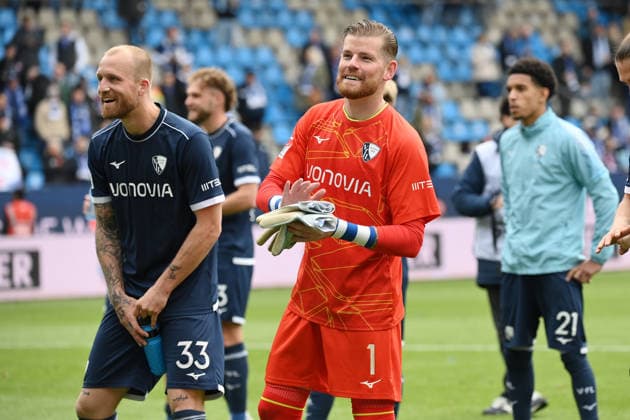 Cheering Philipp Hofmann VfL Bochum , Goalkeeper Timo Horn VfL Bochum , v li 12 04 2026, Soccer 2 Bundesliga, Season 2025 2026, 29 Matchday, VfL Bochum Eintracht Braunschweig 4 1 DFL regulations prohibit any use of photographs as image sequences and or quasi video Bochum Vonovia Ruhrstadion Nordrhein Westfalen Germany Team2