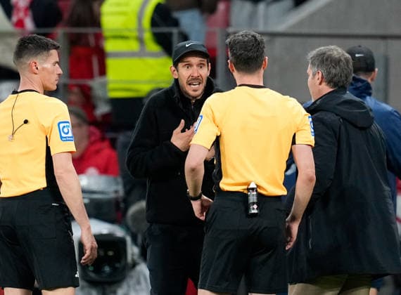 April 12, 2026, Mainz, Germany: SC Freiburg head coach JULIAN SCHUSTER talks with match referee FELIX ZWAYER after being shown a yellow card at the end of the first half of the match between 1 FSV Mainz 05 and SC Freiburg in the 1. Bundesliga on April 12, 2026, in Mainz, Germany...DFL REGULATIONS PROHIBIT ANY USE OF PHOTOGRAPHS AS IMAGE SEQUENCES AND OR QUASI-VIDEO Mainz Germany - ZUMAc201 20260412_zap_c201_032 Copyright: xScottxColemanx