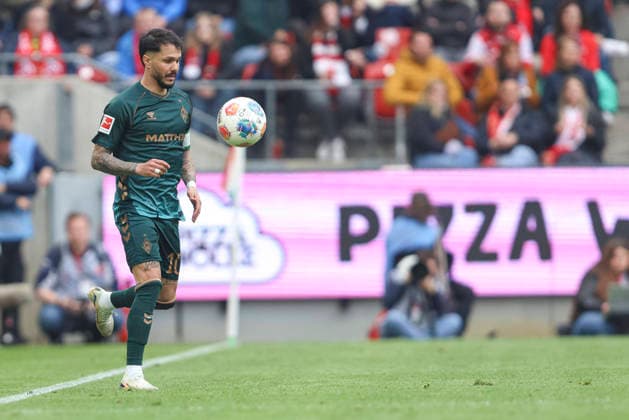 Leonardo Bittencourt (SV Werder Bremen) in Aktion, am Ball, Einzelaktion waehrend des Spiels der Bundesliga zwischen 1. FC Köln und SV Werder Bremen, RheinEnergieSTADION am 12. April 2026 in Köln, Deutschland. (Foto von Oliver Kaelke DeFodi Images) +++ Leonardo Bittencourt (SV Werder Bremen) controls the ball during the Bundesliga match between 1. FC Köln and SV Werder Bremen at RheinEnergieSTADION on April 12, 2026 in Köln, Germany. (Photo by Oliver Kaelke DeFodi Images) DFL regulations prohibit any use of photographs as image sequences and or quasi-video. (Photo by Oliver Kaelke DeFodi Images) - *** Leonardo Bittencourt SV Werder Bremen in action, on the ball, single action during the Bundesliga match between 1 FC Köln and SV Werder Bremen, RheinEnergieSTADION on April 12, 2026 in Cologne, Germany Photo by Oliver Kaelke DeFodi Images Leonardo Bittencourt SV Werder Bremen controls the ball during the Bundesliga match between 1 FC Köln and SV Werder Bremen at RheinEnergieSTADION on April 12, 2026 in Köln, Germany Photo by Oliver Kaelke DeFodi Images DFL regulations prohibit any use of photographs as image sequences and or quasi video Photo by Oliver Kaelke DeFodi Images