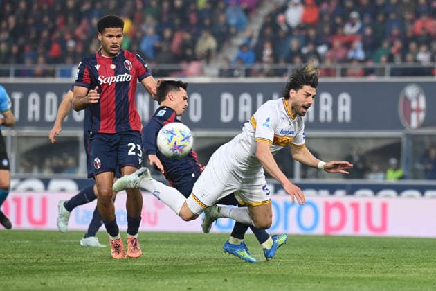 CALCIO - Serie A - Bologna FC vs US Lecce Pierotti Santiago (Us Lecce) hindered by Nikola Moro (Bologna Fc) during Bologna FC vs US Lecce, Italian soccer Serie A match in Bologna, Italy, April 12 2026 Bologna Italy  Copyright: xIPAxSport ABACAx
