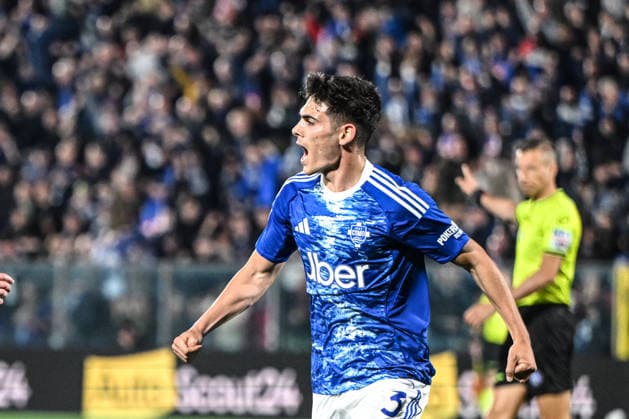 CALCIO - Serie A - Como 1907 vs Inter - FC Internazionale Alex Valle of Calcio Como celebrating after a goal during the Italian Serie A football match between Calcio Como and Inter FC on 12 of Avril 2026 at the Giuseppe Senigallia stadium in Como, Italy Como Italy  Copyright: xIPAxSport ABACAx