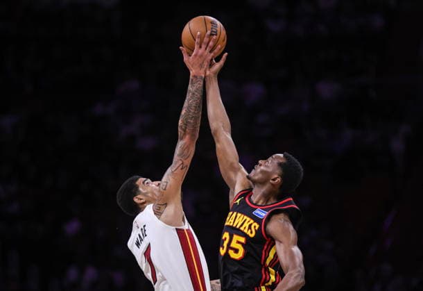 NBA, Basketball Herren, USA Miami Heat vs Atlanta Hawks game Miami Heat Center Kel el Ware (L) and Altamta Hawks Christian Koloko in action against Atlanta Hawks Center Christian Koloko during the NBA basketball game between the Miami Heat and the Atlanta Hawks at the Kaseya Center in Miami, Florida, USA, 12 April 2026. MIAMI FLORIDA United States  Copyright: xCRISTOBALxHERRERA-ULASHKEVICHx