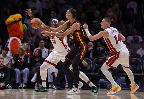 NBA, Basketball Herren, USA Miami Heat vs Atlanta Hawks game Atlanta Hawks Forward Zaccharie Risacher (C) in action against Miami Heat Center Forward Bam Adebayo (L) and Miami Heat Guard Tyler Herro during the NBA basketball game between the Miami Heat and the Atlanta Hawks at the Kaseya Center in Miami, Florida, USA, 12 April 2026. MIAMI FLORIDA United States  Copyright: xCRISTOBALxHERRERA-ULASHKEVICHx