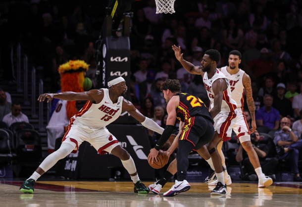 NBA, Basketball Herren, USA Miami Heat vs Atlanta Hawks game Miami Heat Center Forward Bam Adebayo (L) in action against Atlanta Hawks Guard Forward Corey Kispert during the NBA basketball game between the Miami Heat and the Atlanta Hawks at the Kaseya Center in Miami, Florida, USA, 12 April 2026. MIAMI FLORIDA United States  Copyright: xCRISTOBALxHERRERA-ULASHKEVICHx