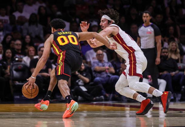 NBA, Basketball Herren, USA Miami Heat vs Atlanta Hawks game Atlanta Hawks Guard RayJ Dennis (L) in action against Miami Heat Forward Jaime Jaquez Jr during the NBA basketball game between the Miami Heat and the Atlanta Hawks at the Kaseya Center in Miami, Florida, USA, 12 April 2026. MIAMI FLORIDA United States  Copyright: xCRISTOBALxHERRERA-ULASHKEVICHx