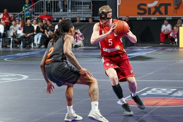 left to right Nike Sibande 2 Niners Chemnitz vs Niels Giffey 5 FC Bayern Muenchen Basketball , FC Bayern Muenchen Basketball vs Niners Chemnitz, easyCredit BBL, Basketball, Bundesliga, Men, Main Round, April 12, 2026 Muenchen Bayern Germany Copyright: xkolbert-press MartinxAgüerax