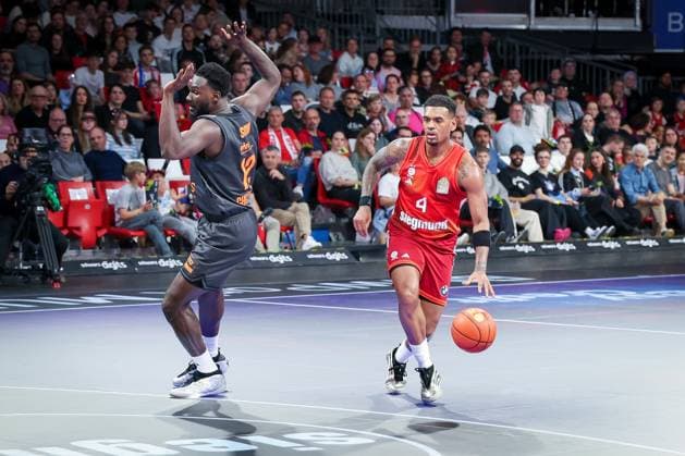 Amadou Sow 12 Niners Chemnitz , left, is outplayed by Xavier Rathan Mayes 4 FC Bayern Muenchen Basketball, FC Bayern Muenchen Basketball vs Niners Chemnitz, easyCredit BBL, Basketball, Bundesliga, Men, Main Round, April 12, 2026 Muenchen Bayern Germany Copyright: xkolbert-press MartinxAgüerax
