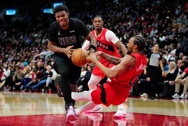 April 12, 2026, Toronto, On, CANADA: Brooklyn Nets forward E.J. Liddell (9) gets fouled by Toronto Raptors guard A.J. Lawson (0) during second half NBA, Basketball Herren, USA basketball action in Toronto, Sunday, April 12, 2026. Canada News - April 12, 2026 - ZUMAc35_ 20260412_zaf_c35_065 Copyright: xFrankxGunnx