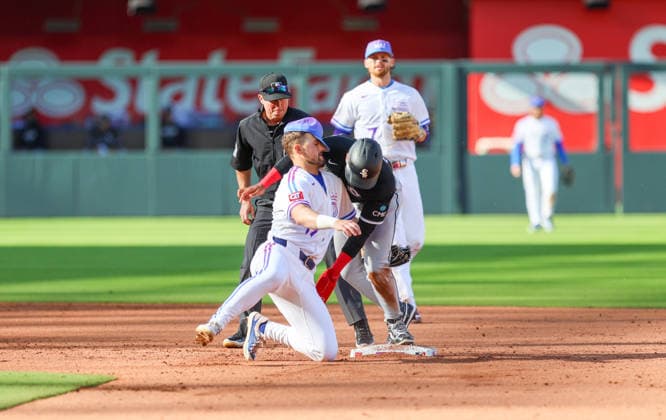 MLB, Baseball Herren, USA 2026: White Sox Vs Royals April 12th APR 12, 2026: Chicago White Sox outfielder Derek Hill (25) collides with Kansas City Royals infielder Michael Massey (19) at second base at Kauffman Stadium in Kansas City, MO. Roman Puno CSM (Credit Image: Â Roman Puno Cal Media) Kansas City Missouri United States EDITORIAL USE ONLY Copyright: xx ZUMA-20260412_zma_c04_068.jpg RomanxPunox csmphotothree486055