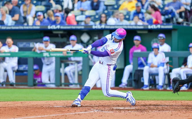 APR 12, 2026: Kansas City Royals catcher Carter Jensen (22) singles in the 5th inning against the Chicago White Sox at Kauffman Stadium in Kansas City, MO. CSM MLB, Baseball Herren, USA 2026: White Sox Vs Royals April 12th  - ZUMAc04_ 20260412_zma_c04_026 Copyright: xRomanxPunox