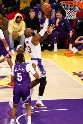 LOS ANGELES, CA - APRIL 12: Los Angeles Lakers forward LeBron James (23) drives to the basket during the Utah Jazz vs Los Angeles Lakers game on April 12, 2026, at Crypto.com Arena in Los Angeles, CA. (Photo by Jevone Moore Icon Sportswire) NBA, Basketball Herren, USA APR 12 Utah Jazz at Los Angeles Lakers EDITORIAL USE ONLY Icon20260412017