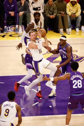 LOS ANGELES, CA - APRIL 12: Los Angeles Lakers guard Luke Kennard (10) looks to pass during the Utah Jazz vs Los Angeles Lakers game on April 12, 2026, at Crypto.com Arena in Los Angeles, CA. (Photo by Jevone Moore Icon Sportswire) NBA, Basketball Herren, USA APR 12 Utah Jazz at Los Angeles Lakers EDITORIAL USE ONLY Icon20260412040