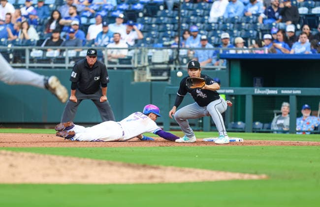 APR 12, 2026: Kansas City Royals shortstop Bobby Witt Jr. (7) slides back to first base as Chicago White Sox first baseman Munetaka Murakami (5) fields the ball at Kauffman Stadium in Kansas City, MO. CSM MLB, Baseball Herren, USA 2026: White Sox Vs Royals April 12th  - ZUMAc04_ 20260412_zma_c04_048 Copyright: xRomanxPunox