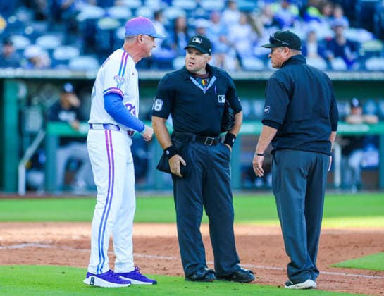 APR 12, 2026: Kansas City Manager (33) argues with the umpires for not calling a balk against the Chicago White Sox at Kauffman Stadium in Kansas City, MO. CSM MLB, Baseball Herren, USA 2026: White Sox Vs Royals April 12th  - ZUMAc04_ 20260412_zma_c04_055 Copyright: xRomanxPunox