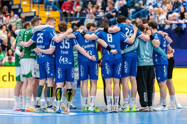 Welcome of the teams, Fuechse Berlin Gruen and TBV Lemgo Lippe Blau GER, TBV Lemgo Lippe vs Fuechse Berlin, Handball, 1 Bundesliga, 28 Matchday, Season 2025 2026, 12 04 2026 GER, TBV Lemgo Lippe vs Fuechse Berlin, Handball, 1 Bundesliga, 28 Matchday, Season 2025 2026, 12 04 2026 Lemgo Copyright: xEibner-Pressefoto JanxRollingerx EP_JSK