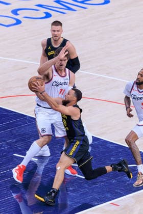 April 12, 2026, Inglewood, California, USA: Seth Curry 31 of the Golden State Warriors puts up a shot past Brook Lopez 11 of the LA Clippers during a regular season NBA, Basketball Herren, USA game on Sunday April 12, 2026 at Intuit Dome Arena in Inglewood, California. Clippers defeat Warriors, 115-110. JAVIER ROJAS PI Clippers Defeat Warriors, 115-110 - ZUMAp124 20260412_zaa_p124_083 Copyright: xJavierxRojasx