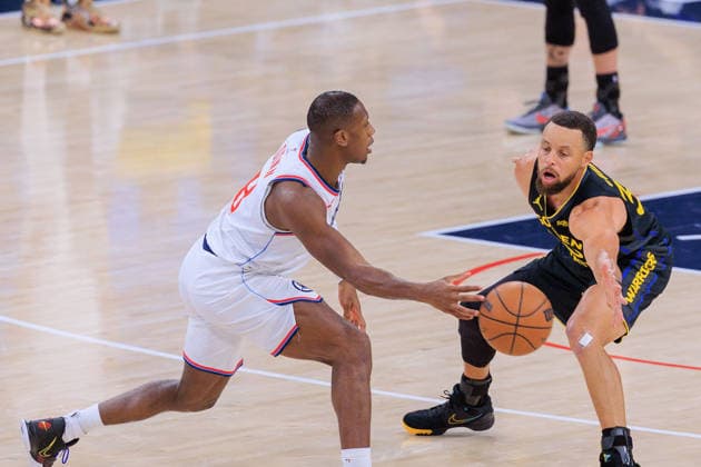 April 12, 2026, Inglewood, California, USA: Seth Curry 31 of the Golden State Warriors tries to block a pass by Kris Dunn 8 of the LA Clippers during a regular season NBA, Basketball Herren, USA game on Sunday April 12, 2026 at Intuit Dome Arena in Inglewood, California. Clippers defeat Warriors, 115-110. JAVIER ROJAS PI Clippers Defeat Warriors, 115-110 - ZUMAp124 20260412_zaa_p124_095 Copyright: xJavierxRojasx