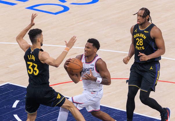 April 12, 2026, Inglewood, California, USA: Malevy Leons 33 of the Golden State Warriors tries to block Bennedict Mathurin 9 of the LA Clippers during a regular season NBA, Basketball Herren, USA game on Sunday April 12, 2026 at Intuit Dome Arena in Inglewood, California. Clippers defeat Warriors, 115-110. JAVIER ROJAS PI Clippers Defeat Warriors, 115-110 - ZUMAp124 20260412_zaa_p124_106 Copyright: xJavierxRojasx