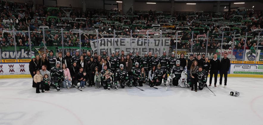 Bietigheim , Eishockey DEL2 Halbfinale Spiel 6 , Bietigheim Steelers vs. EC Kassel Huskies , Mannschaftsfoto Steelers mit Fans *** Bietigheim , Ice field hockey DEL2 semi-final game 6 , Bietigheim Steelers vs EC Kassel Huskies , Team photo Steelers with fans