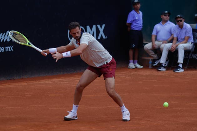 Mexico City Open Final Match Stefano Napolitano (ITA) returns a backhand against James Duckworth (AUS) during the Mexico City Open singles final at the Chapultepec Sports Center. on April 12, 2026 in Mexico City, Mexico. (Photo by Carlos Santiago Eyepix Group) Copyright: xCarlosxSantiagox xEyepixxGroupx CS_12042026_180461