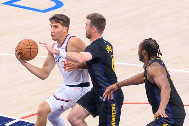 April 12, 2026, Inglewood, California, USA: Bogdan Bogdanovic 7 of the Los Angeles Clippers goes for a shot past Pat Spencer 61 of the Golden State Warriors during a 2026 NBA, Basketball Herren, USA regular season game on Sunday April 12, 2026 at Intuit Dome Arena in Inglewood, California. Clippers defeat Warriors, 115-110. JAVIER ROJAS PI Inglewood USA - ZUMAp124 20260412_zaa_p124_116 Copyright: xJavierxRojasx