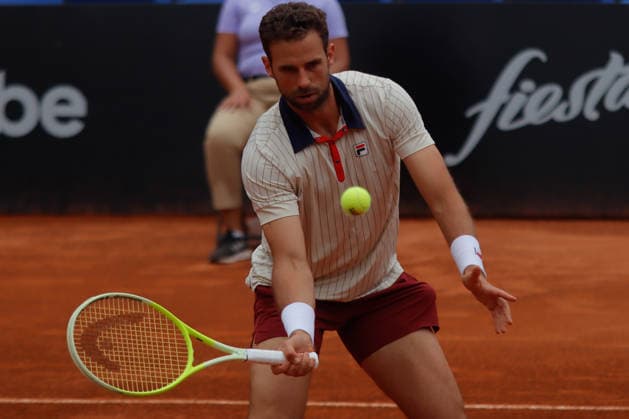 April 12, 2026, Mexico City, Ciudad de Mexico, Mexico: Stefano Napolitano (ITA) returns a backhand against James Duckworth (AUS) during the Mexico City Open singles final at the Chapultepec Sports Center. on April 12, 2026 in Mexico City, Mexico. Mexico City Mexico - ZUMAe321 20260412_zsa_e321_034 Copyright: xCarlosxSantiagox