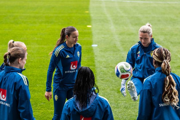 260413 Rosa Kafaji and goalkeeper Jennifer Falk of the Swedish women s national football team during a training session on April 13, 2026 in Gothenburg. Photo: Mathias Bergeld BILDBYRAN kod MB MB1363 fotboll football soccer fotball vm-kval kval fifa womens world cup qualifier qualifier träning practice training sverige sweden dam bbeng women kvinner *** 260413 Rosa Kafaji and goalkeeper Jennifer Falk of the Swedish women s national football team during a training session on April 13, 2026 in Gothenburg Photo Mathias Bergeld BILDBYRAN code MB MB1363 fotboll football soccer fotball vm kval kval fifa womens world cup qualifier qualifier träning practice training sverige sweden dam bbeng women kvinner  Copyright: MATHIASxBERGELD BB260413MB022