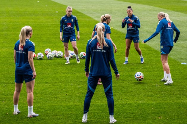 260413 Beata Olsson, Felicia Schröder and Elma Junttila Nelhage of the Swedish women s national football team during a training session on April 13, 2026 in Gothenburg. Photo: Mathias Bergeld BILDBYRAN kod MB MB1363 fotboll football soccer fotball vm-kval kval fifa womens world cup qualifier qualifier träning practice training sverige sweden dam bbeng women kvinner *** 260413 Beata Olsson, Felicia Schröder and Elma Junttila Nelhage of the Swedish women s national football team during a training session on April 13, 2026 in Gothenburg Photo Mathias Bergeld BILDBYRAN code MB MB1363 fotboll football soccer fotball vm kval kval fifa womens world cup qualifier qualifier träning practice training sverige sweden dam bbeng women kvinner  Copyright: MATHIASxBERGELD BB260413MB023