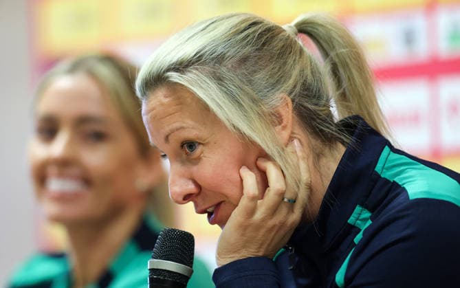 Republic of Ireland WNT press conference, PK, Pressekonferenz Polsat Plus Arena, Gdansk, Poland 13 4 2026 Head coach Carla Ward Carla Ward 13 4 2026  Copyright: x INPHO RyanxByrnex RB2_4653