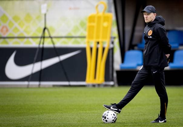ZEIST - National coach Arjan Veurink of the Dutch women s national team, Nationalteam during a training session in the run-up to the World Cup qualifying match against France. KOEN VAN WEEL ANP xVIxANPxSportx xxANPxIVx 555701911 originalFilename: 555701911.jpg