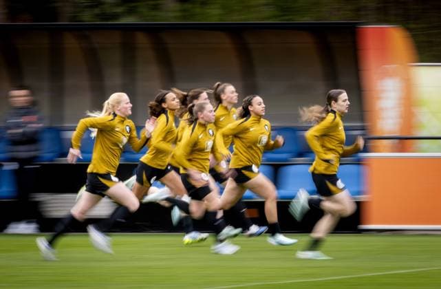 ZEIST - Linde Anna Veefkind, Janou Levers, Chasity Grant and Lotte Keukelaar of the Dutch women s national team, Nationalteam during a training session in the run-up to the World Cup qualifying match against France. KOEN VAN WEEL ANP xVIxANPxSportx xxANPxIVx 555702352 originalFilename: 555702352.jpg