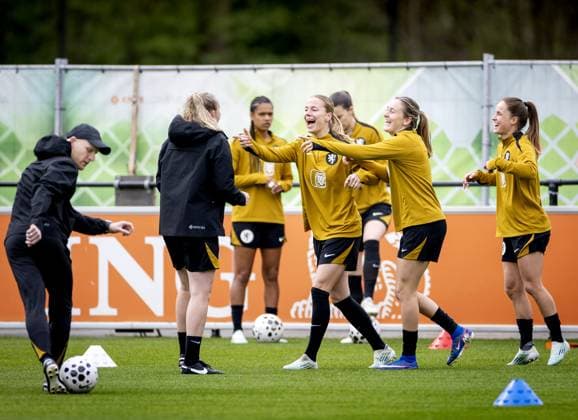 ZEIST - National coach Arjan Veurink, assistant Roos Kwakkenbos, Lynn Wilms, Wieke Kaptein and Marisa Olislagers of the Dutch women s national team, Nationalteam during a training session in the run-up to the World Cup qualifying match against France. KOEN VAN WEEL ANP xVIxANPxSportx xxANPxIVx 555702414 originalFilename: 555702414.jpg