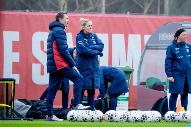 The women s national team is preparing for the World Cup qualifier against Slovenia Lillestrom 20260413 Glenn Solberg and national team manager Gemma Grainger at the training of the women s national football team at Vigernesjordet in Lillestrom before the World Cup qualifier against Slovenia Photo Stian Lysberg Solum NTB Lillestrom Norway EDITORIAL USE ONLY RESTRICTED USE FOR BETTING COMPANIES  Copyright: xStianxLysbergxSolumx xNTBx