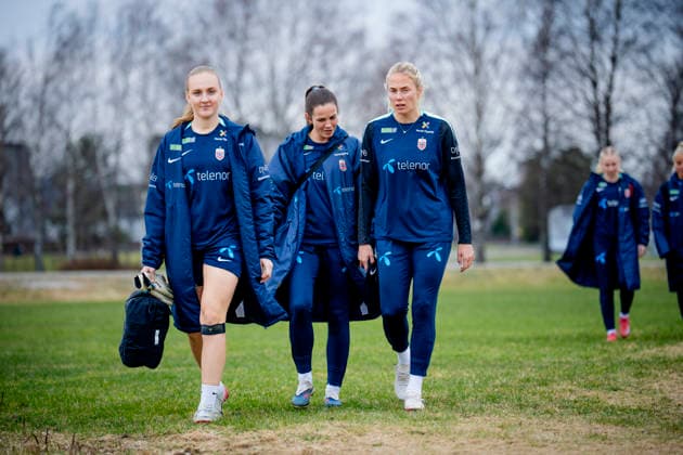 The women s national team is preparing for the World Cup qualifier against Slovenia Lillestrom 20260413 Sunniva Skoglund, Tuva Hansen and Guro Bergsvand at the training of the women s national football team at Vigernesjordet in Lillestrom before the World Cup qualification against Slovenia Photo Stian Lysberg Solum NTB Lillestrom Norway EDITORIAL USE ONLY RESTRICTED USE FOR BETTING COMPANIES  Copyright: xStianxLysbergxSolumx xNTBx