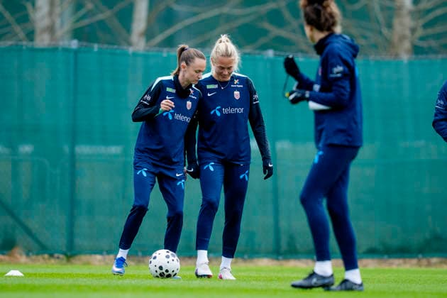 The women s national team is preparing for the World Cup qualifier against Slovenia Lillestrom 20260413 Caroline Graham Hansen and Guro Bergsvand at the training of the women s national football team at Vigernesjordet in Lillestrom before the World Cup qualification against Slovenia Photo Stian Lysberg Solum NTB Lillestrom Norway EDITORIAL USE ONLY RESTRICTED USE FOR BETTING COMPANIES  Copyright: xStianxLysbergxSolumx xNTBx