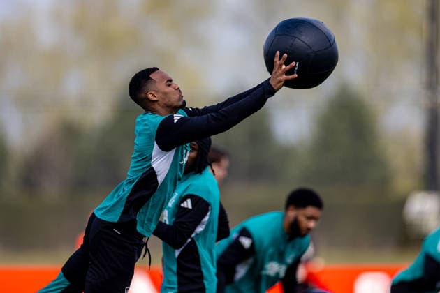 Football - UEFA Champions League - Quarter-FInal - 2nd Leg - Liverpool FC v Paris Saint-Germain FC - MD-1 LIVERPOOL, ENGLAND - Monday, April 13, 2026: Liverpool s Ryan Gravenberch throws a medicine ball during a training session at the AXA Training Centre ahead of the UEFA Champions League Quarter-Final 2nd Leg match between Liverpool FC and Paris Saint-Germain FC. (Photo by David Rawcliffe Propaganda) LIVERPOOL AXA Training Centre MERSEYSIDE ENGLAND  Copyright: xDavidxRawcliffex P2026-04-13-Liverpool_PSG_MD-1-14