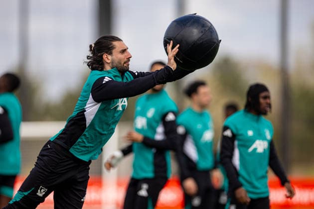 Football - UEFA Champions League - Quarter-FInal - 2nd Leg - Liverpool FC v Paris Saint-Germain FC - MD-1 LIVERPOOL, ENGLAND - Monday, April 13, 2026: Liverpool s Dominik Szoboszlai throws a medicine ball during a training session at the AXA Training Centre ahead of the UEFA Champions League Quarter-Final 2nd Leg match between Liverpool FC and Paris Saint-Germain FC. (Photo by David Rawcliffe Propaganda) LIVERPOOL AXA Training Centre MERSEYSIDE ENGLAND  Copyright: xDavidxRawcliffex P2026-04-13-Liverpool_PSG_MD-1-17