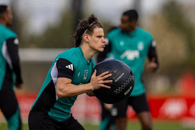 Football - UEFA Champions League - Quarter-FInal - 2nd Leg - Liverpool FC v Paris Saint-Germain FC - MD-1 LIVERPOOL, ENGLAND - Monday, April 13, 2026: Liverpool s Milos Kerkez throws a medicine ball during a training session at the AXA Training Centre ahead of the UEFA Champions League Quarter-Final 2nd Leg match between Liverpool FC and Paris Saint-Germain FC. (Photo by David Rawcliffe Propaganda) LIVERPOOL AXA Training Centre MERSEYSIDE ENGLAND  Copyright: xDavidxRawcliffex 2026-04-13-040-Liverpool_PSG_MD-1