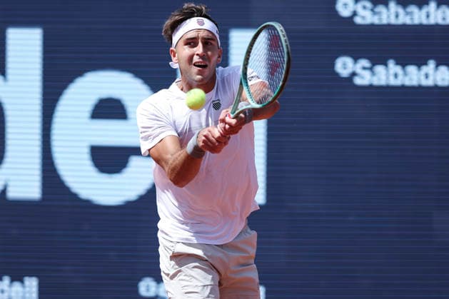 April 13, 2026, Barcelona, Barcelona, Spain: Tomas Martin Etcheverry of Argentina in action against Jack Draper of Great Britain during the First round tennis match of the Barcelona Open Banc Sabadell - Conde Godo 2026 Day 3 at Real Club de Tenis Barcelona on April 13, 2026 in Barcelona, Spain. Barcelona Open Banc Sabadell - Conde Godo 2026 Day 3  - ZUMAa181 20260413_zaa_a181_211 Copyright: xJavierxBorregox