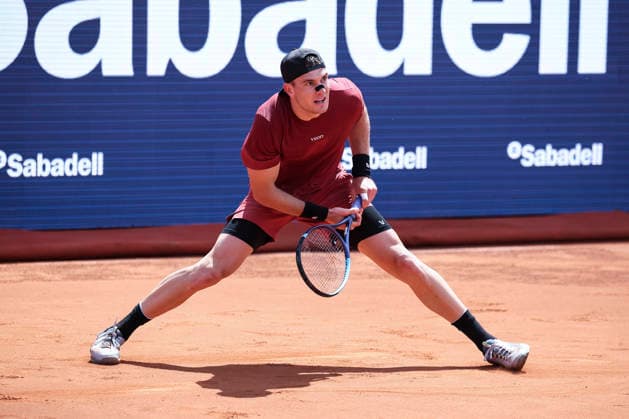 April 13, 2026, Barcelona, Barcelona, Spain: Jack Draper of Great Britain in action against Tomas Martin Etcheverry of Argentina during the First round tennis match of the Barcelona Open Banc Sabadell - Conde Godo 2026 Day 3 at Real Club de Tenis Barcelona on April 13, 2026 in Barcelona, Spain. Barcelona Open Banc Sabadell - Conde Godo 2026 Day 3  - ZUMAa181 20260413_zaa_a181_228 Copyright: xJavierxBorregox