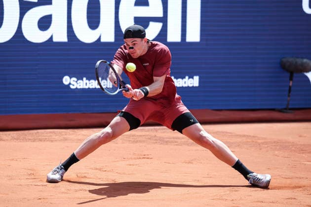 April 13, 2026, Barcelona, Barcelona, Spain: Jack Draper of Great Britain in action against Tomas Martin Etcheverry of Argentina during the First round tennis match of the Barcelona Open Banc Sabadell - Conde Godo 2026 Day 3 at Real Club de Tenis Barcelona on April 13, 2026 in Barcelona, Spain. Barcelona Spain - ZUMAa181 20260413_zaa_a181_222 Copyright: xJavierxBorregox