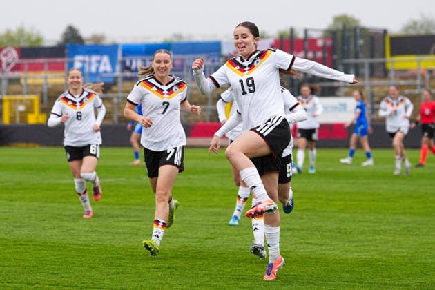 13 04 2026, xydrx, Football, International match, European Championship Qualification U19 Women, Germany Slovakia, IMS Arena Goal celebration after the 1 0 goal for Germany by scorer Laila Portella GER, 19 together with Zoe Schick GER,7 and Leonie Koepp GER, 9 Maj Schneider GER, 15 DFB regulations prohibit any use of photographs as image sequences and or quasi video Copyright: HMBxMedia YannisxDreimann