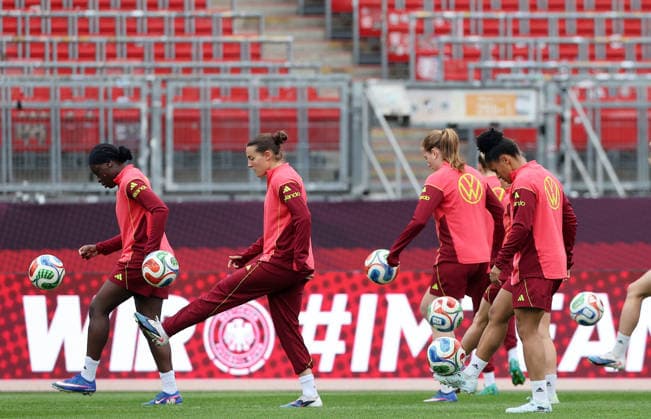 Frauen-Nationalmannschaft Abschlusstraining , vor dem Spiel WM Qualifikation Deutschland-Österreich , Fußball , Frauen , in den Max Morlock Stadion, in Nürnberg , Bayern , Deutschland. April 13 , 2026 . Photo by: Davide Elias IPA Photo Pressefoto DENL Copyright: xDavidexEliasx